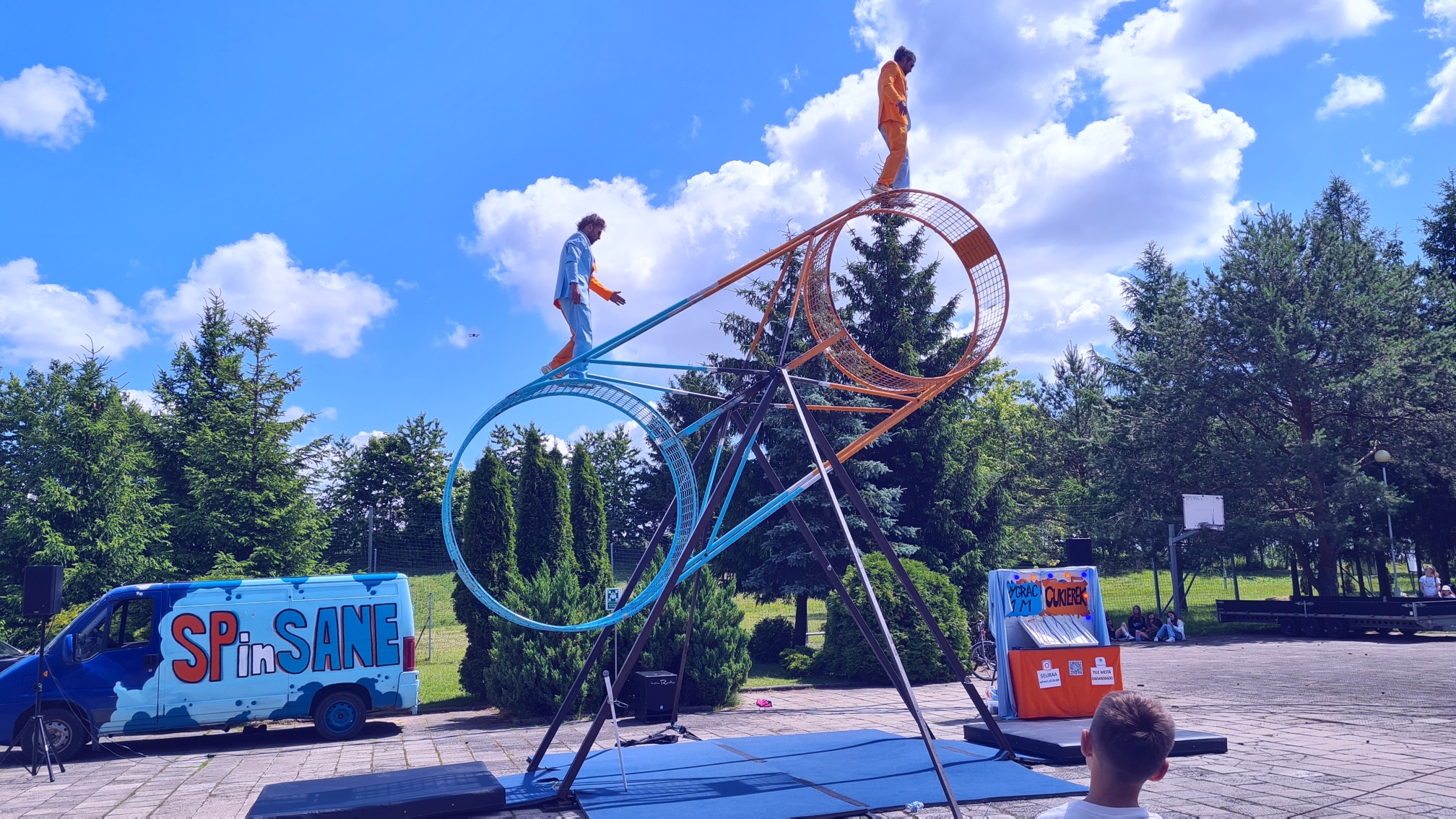 Występ grupy akrobatycznej SPinSANE